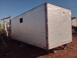 Baú tipo oficina – 6m x 2,58m largura x 2,30m altura – com assoalho de chapa